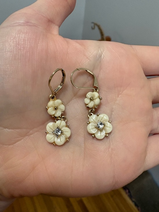 Jewelry - ⭐️Free With Any Purchase⭐️Ivory Enamel Floral Drop Earrings